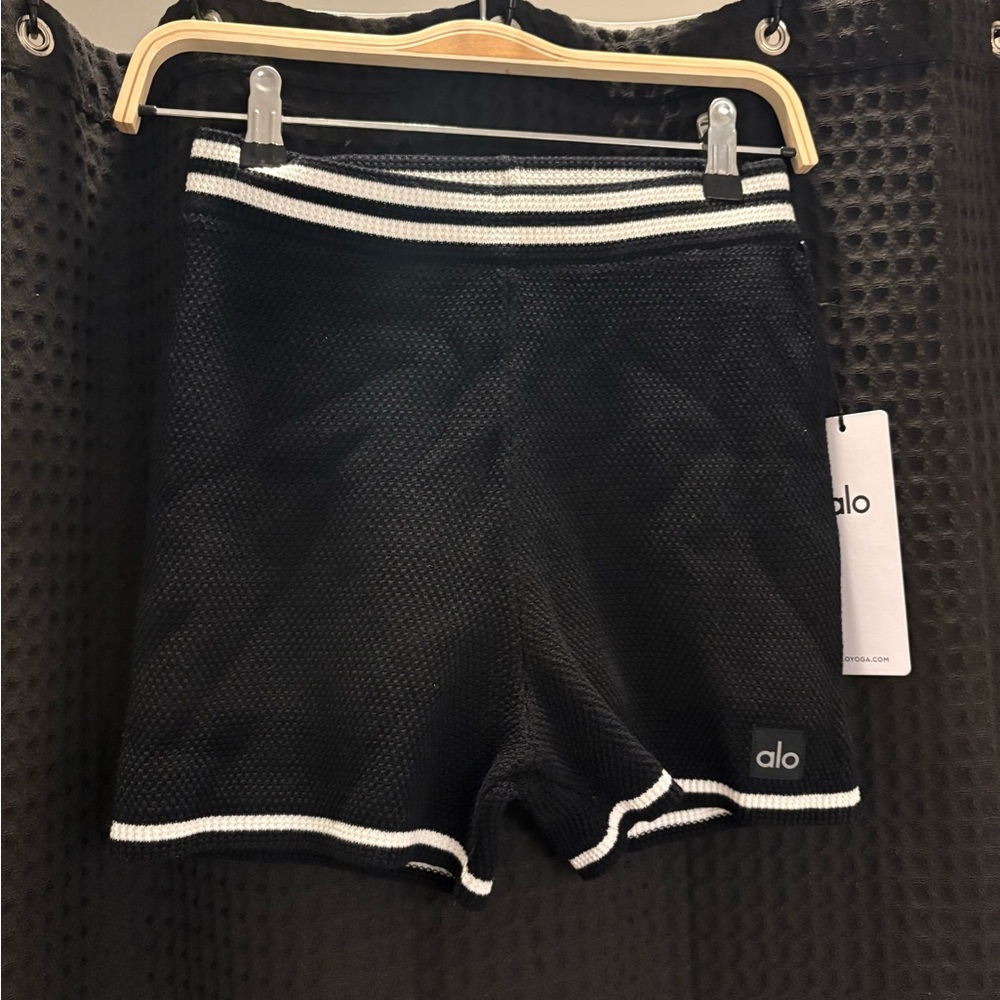 ALO Yoga Tennis Club Sweater Knit Hot Short Black/Ivory Small NWT - Picture 6 of 8